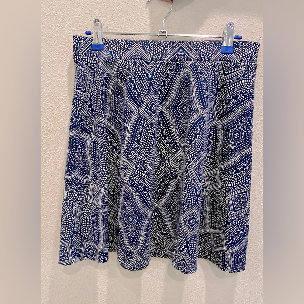 H&M white &blue print summer skirt (unlined) size 6. Great condition !